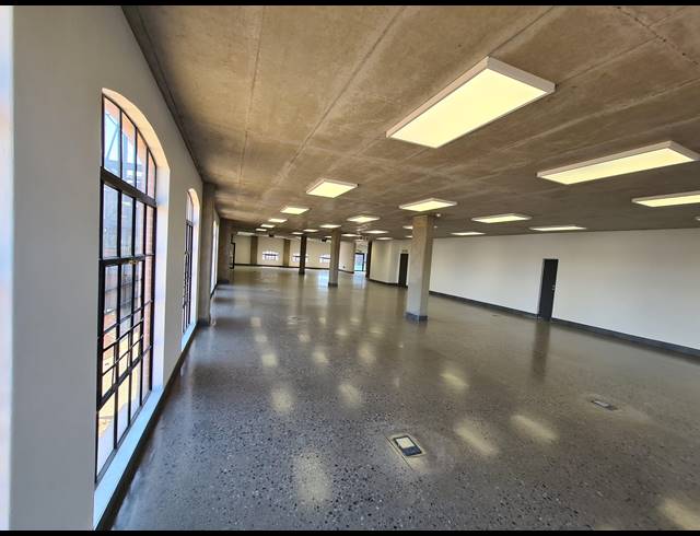 2,458M² WAREHOUSE TO LET IN RIVERSANDS